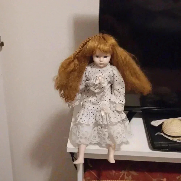 Vintage Tina America's porcelain doll with hat and polkadot dress. - Picture 5 of 10